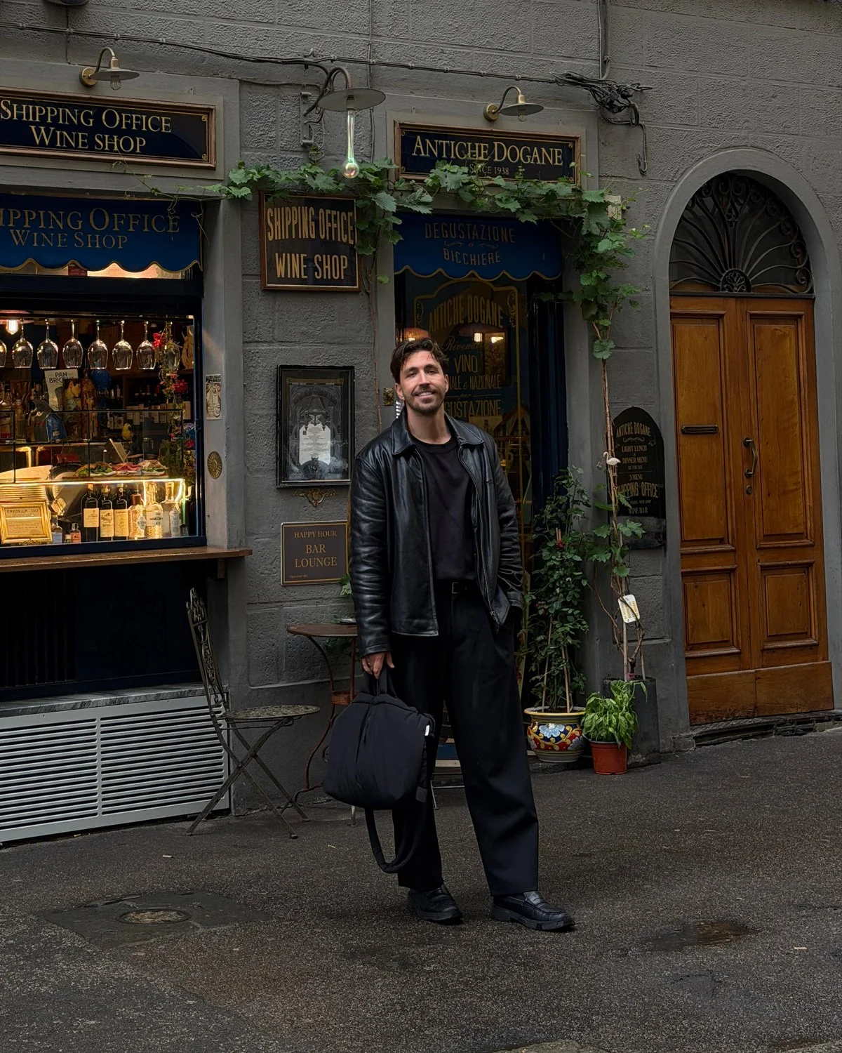 Portrait of Verdi van der Steege, founder of aida ads, in front of a wine shop in Florence.